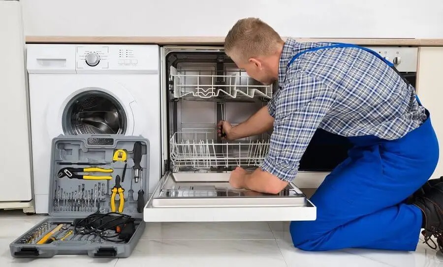 Kandıra Viessmann servisi teknisyen ekibi beyaz eşya tamiri yaparken
